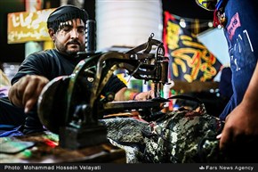 خدمت رسانی به زائران حسینی در مسیر پیاده روی نجف تا کربلا