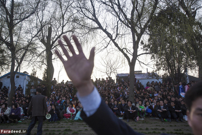 مردی درستش را در مقابل دوربین عکاس به علامت ممنوعیت عکاسی گرفته است.