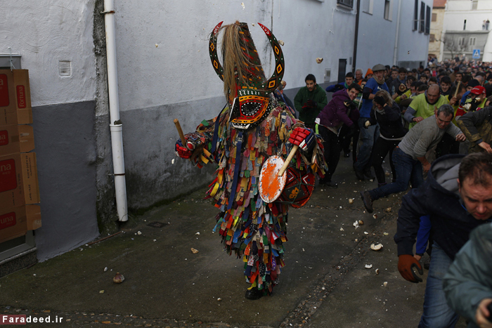 تصاویر/ حمله به شیطان با شلغم