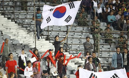 زنان کره‌ای تماشاگر مسابقه فوتبال در آزادی+ عکس