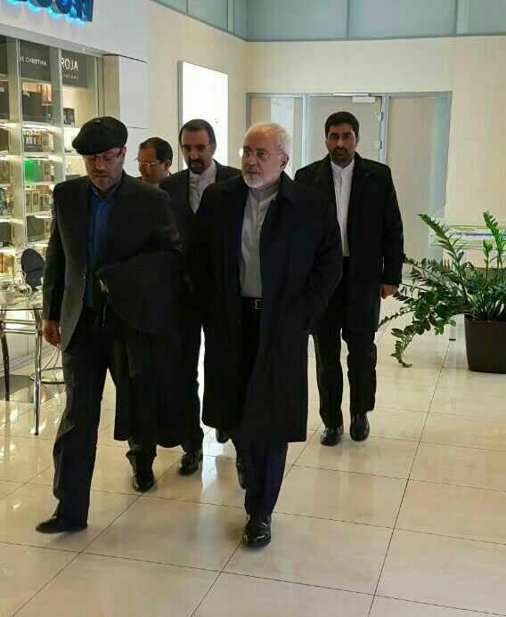 تیپ متفاوت وزیر دفاع در فرودگاه/عکس