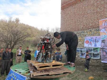 جوان مریوانی قلیان های مغازه خود را آتش زد (+عکس)