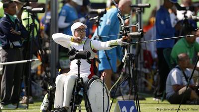 یگانه نماینده‌ی ایران در رشته تیر و کمان زهرا نعمتی است که در مسابقات پارالمپیک ۲۰۱۲ لندن به مدال طلا دست یافت. او اما این بار مجوز حضور در مسابقات المپیک تابستانی ۲۰۱۶ ریو را به دست آورده است. 
