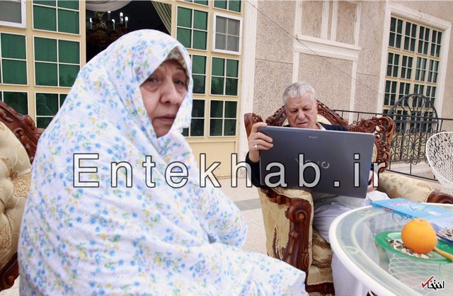 تصویری از آیت الله هاشمی در حال کار با لب تاپ