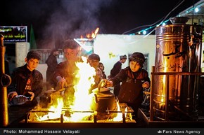 پذیرایی از زائران حسینی در مسیر پیاده روی نجف تا کربلا
