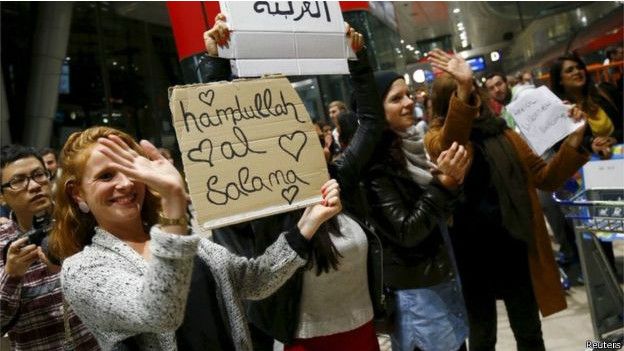 استقبال مردم آلمان از مهاجران خارجی (عکس)