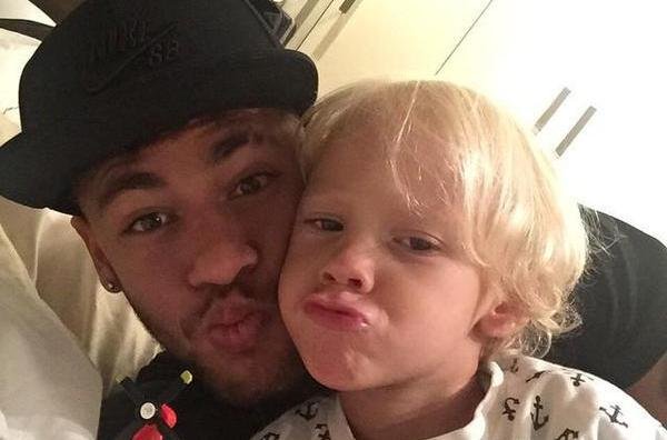 سلفی نیمار بعدازغرق کردن زیردریایی(عکس)