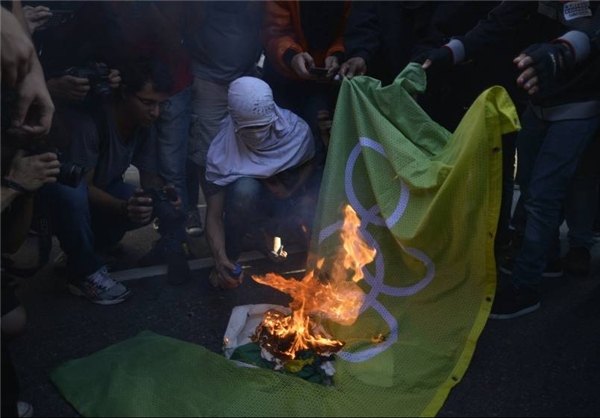 برزیلی های معترض پرچم الکپیک را به آتش کشیدند/عکس