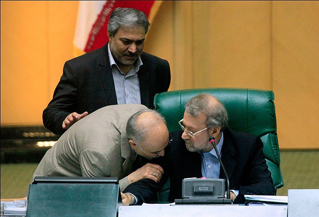 بوسه صالحی بر بازوی لاریجانی/عکس