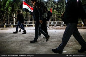 پیاده روی زائران حسینی در مسیر نجف به کربلا در آستانه اربعین حسینی