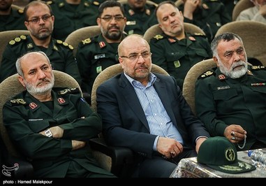 هفته گذشته محمد باقر قالیباف در مراسم تودیع و معارفه فرمانده سپاه پاسداران دیده شد که البته لباس نظامی به تن نداشت.