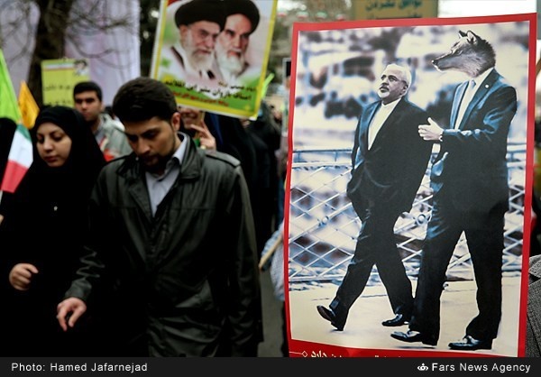 منظور از این پوستر عجیب در راهپیمایی22بهمن چیست؟ /عکس