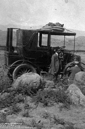 اتومبیلی متعلق به محمودخان قره گوزلو (ناصرالملک) نایب السلطنه احمدشاه از اولین ماشین بازهای قاجاری، ظاهراً در بیابانی دچار پنچری یا پارگی تایر شده اند 