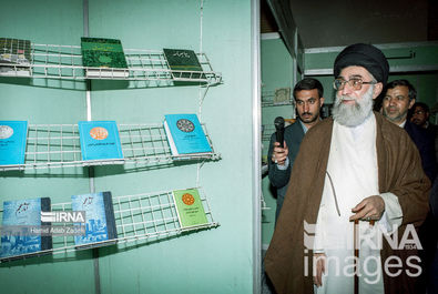 رهبری در نمایشگاه کتاب 