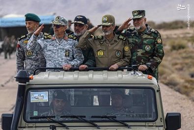 تصاویر سرلشکر باقری و فرمانده ارتش در پایگاه هوانیروز کرمان