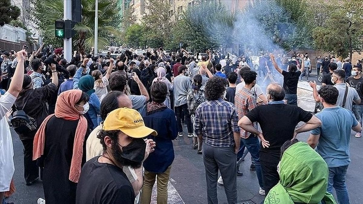 کیهان: اگر سردار سلیمانی نبود مهسا، نیکا و سارینا کنیز داعش بودند!